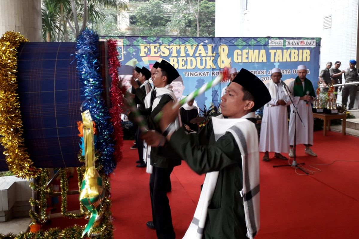 Peserta asal Kelapa Gading menujukkan kebolehannya dalam Lomba Festival Beduk dan Gema Takbir yang digelar di Kantor Wali Kota Jakarta Utara, Senin (28/5/2018).