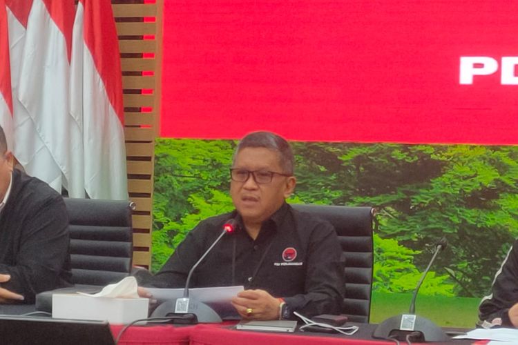 Sekretaris Jenderal PDI-P Hasto Kristiyanto dalam konferensi pers Rakernas PDI-P, di Kantor DPP PDI-P, Jalan Diponegoro, Jakarta, Senin (5/6/2023). 