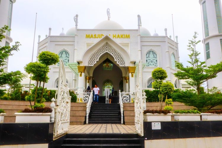 Masjid Al-Hakim di Padang. 