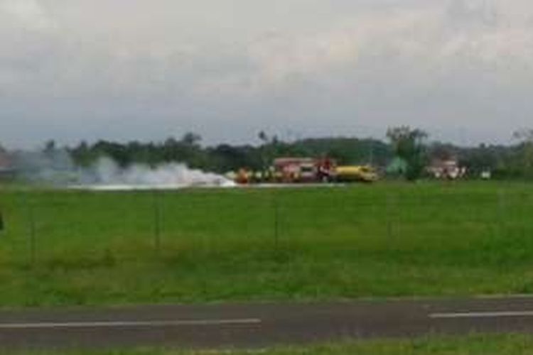 Pesawat milik MUFA Flying School terbakar setelah crash landing di bandara Banyuwangi, Senin (16/1/2017)