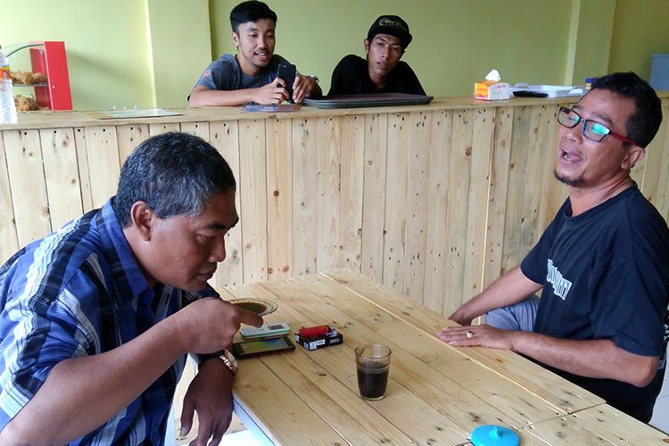 Secara perlahan kopi geni sudah mulai banyak merebut simpati pecinta dan penggemar kopi yang ada di Gresik, Selasa (10/4/2018).