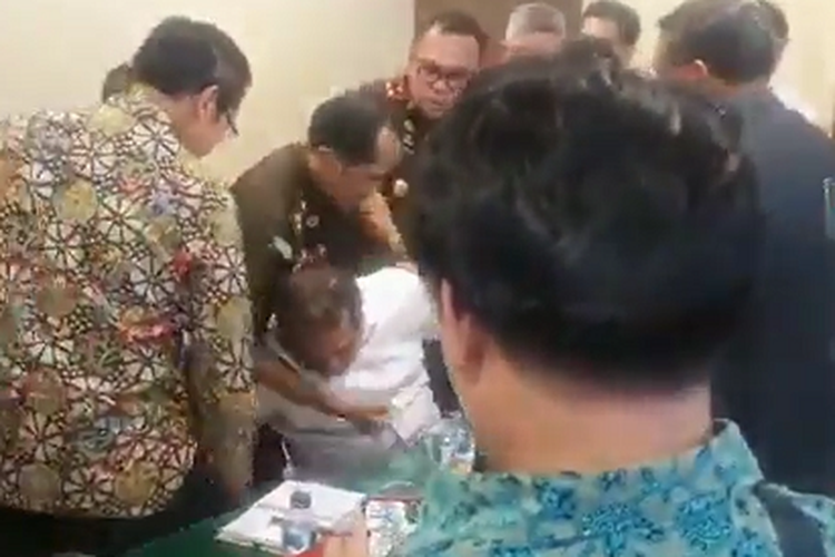 Screenshot video detik-detik Kepala Balai Pemantapan Kawasan Hutan (BPKH) Wilayah VII Kota Makassar terkena serangan jantung.