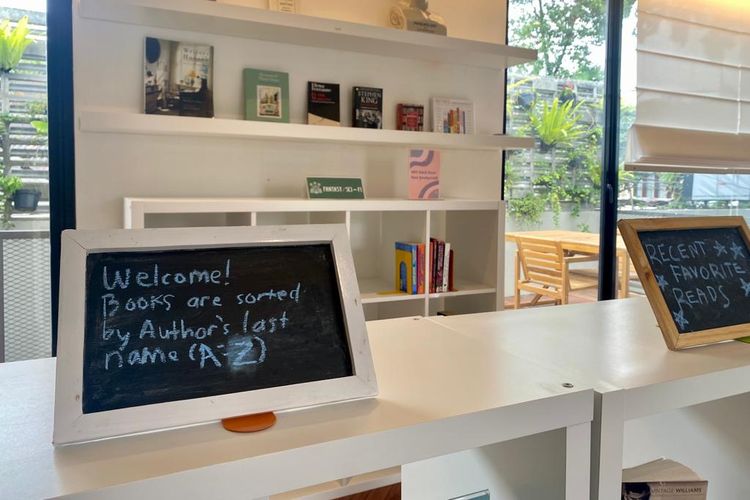 Panduan membaca di Foreword Library di Cilandak, Jakarta Selatan. 