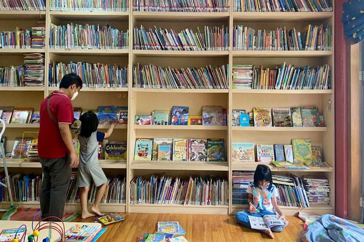 Lantai 1 ruang perpustakaan Rimba Baca di Cilandak, Jakarta Selatan.