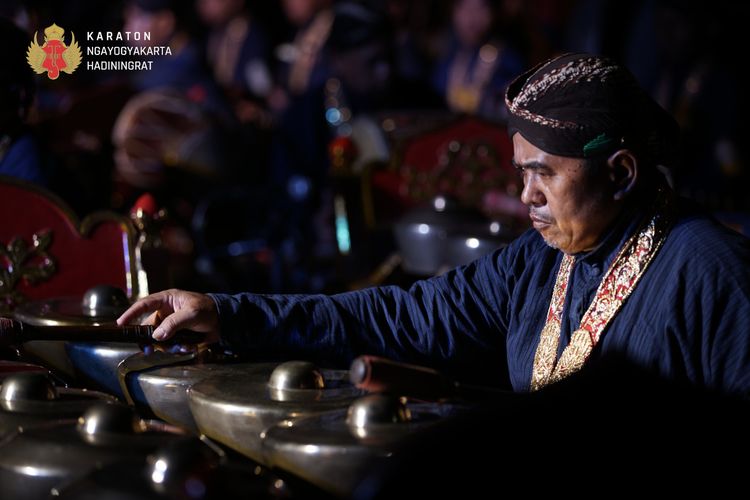 Potret Abdi Dalem Keraton Yogyakarta yang tengah menabuh gamelan. Keraton Yogyakarta diketahui memiliki pusaka berupa 21 perangkat gamelan yang dikelompokkan menjadi dua, yakni Gangsa Pakurmatan dan Gangsa Ageng.
