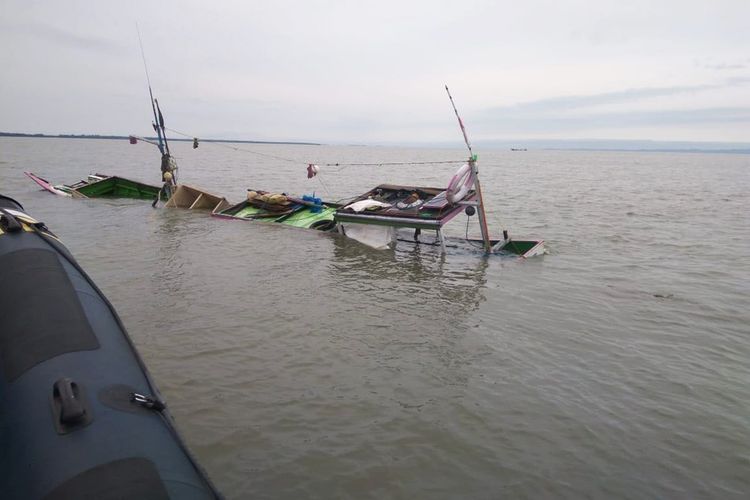 Perahu nelayan milik Abdul Rahman, warga Puau Sebatik, Kabupaten Nunukan, yang tenggelam setelah ditabrak speedboat tak dikenal di perairan perbatasan Tanjung Ahus. 