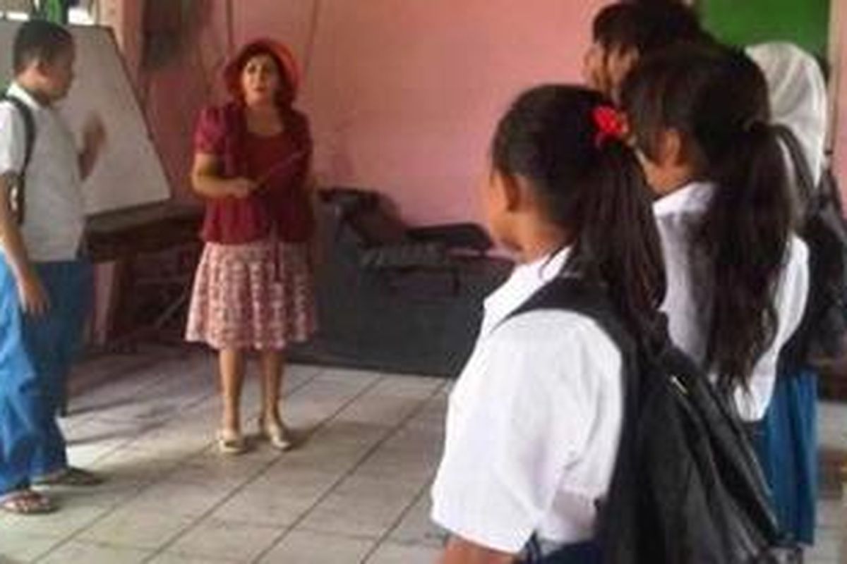 Salah satu pendiri Sekolah Kartini, Rossy, bersama beberapa anak didiknya. Sekolah yang berlokasi di kawasan Lodan Raya, Jakarta Utara, ini akan digusur pada 10 September 2012 karena menempati lahan milik PT KAI.