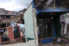 Tergerus Banjir, Dua Rumah di Waduk Pluit Roboh  