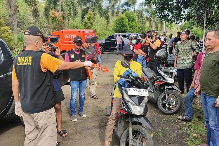 Pra rekonstruksi kasus pembunuhan di Sokaraja Wetan, Kecamatan Sokaraja, Kabupaten Banyumas, Jawa Tengah, Sabtu (21/1/2023) sore.