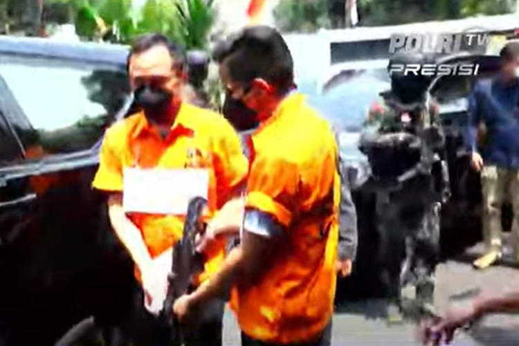 Tersangka Bharada Richard Eliezer dan Brigadir Ricky tampak memegang senjata laras panjang dalam rekonstruksi kasus pembunuhan Brigadir J di Duren Tiga, Jakarta Selatan, Selasa (30/8/2022).