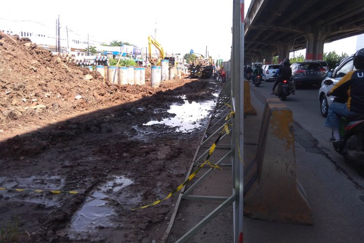 Kondisi genangan air yang sudah surut di DI Panjaitan, Jakarta Timur, Jumat (15/12/2017)