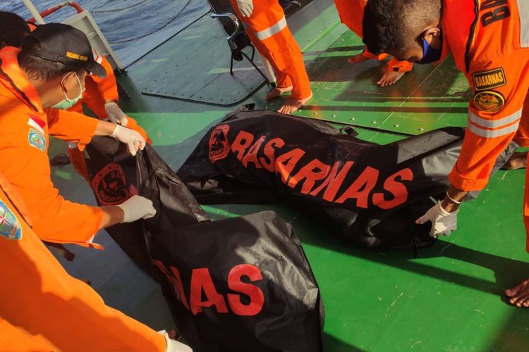 Tim dari Kantor Pencarian dan Pertolongan (SAR) Kupang, Nusa Tenggara Timur (NTT), menemukan dua orang penumpang kapal nelayan yang tewas