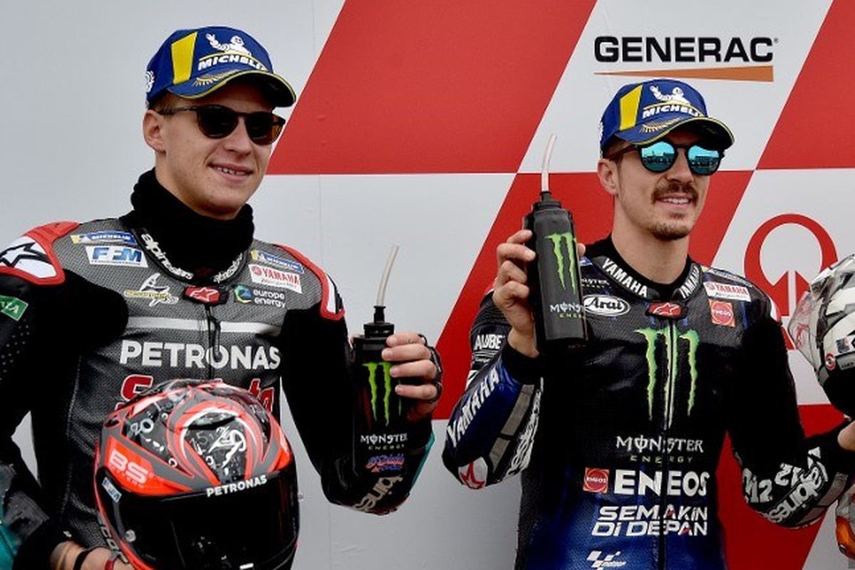 Maverick Vinales dan Marc Marquez berfoto bareng usai sesi kualifikasi MotoGP Australia 2019 di Sirkuit Phillip Island, 27 Oktober 2019. 