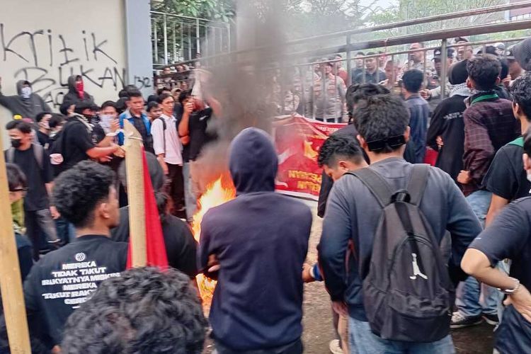 Aksi Mahasiswa di DPRD Sulut Berlangsung Ricuh, Massa Dibubarkan dengan Water Canon dan Gas Air Mata