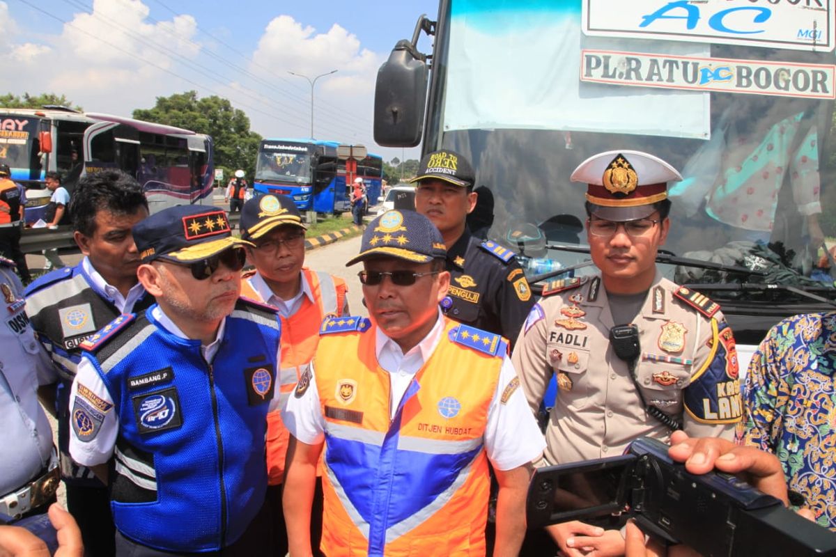 Direktorat Jenderal Perhubungan Darat Kementerian Perhubungan (Kemenhub) bersama Dinas Perhubungan Kabupaten Bogor dan Satlantas Polres Bogor memantau pemeriksaan kelaikan kendaraan (ram check) sejumlah bus pariwisata di tol Ciawi km 45, Rabu (18/12/2019).
