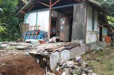 Namun, mengingat harga merupakan aspek yang sensitif bagi beberapa pasar berkembang, seperti Indonesia maupun India, vendor ponsel kabarnya bakal menggunakan strategi lain, selain kenaikan harga.Menurut bocoran yang dibagikan di blog Naver Korea Selatan, vendor ponsel kemungkinan memangkas RAM HP. Karena itu, beberapa ponsel dengan RAM 16 GB kemungkinan menjadi produk yang cukup langka.Sebaliknya, ponsel dengan RAM 4 GB justru akan lebih mendominasi ketimbang saat ini. Bocoran itu juga menyebutkan bahwa ponsel dengan RAM 12 GB bisa dipangkas hingga 40 persen, hingga menjadi 6 GB atau 8 GB. Sementara model yang biasanya dibekali RAM 8 GB, dipotong hingga 50 persen menjadi 4 GB atau 6 GB.Sayangnya, walaupun konfigurasi RAM beberapa ponsel tahun depan dipangkas, harganya tetap lebih mahal dibanding model sebelumnya, dilansir Gizmochina.Adapun kenaikan harga HP terjadi sebagian besar karena meningkatnya pemintaan memori di berbagai industri termasuk untuk data center kecerdasan buatan (artificial intelligence/AI), hingga menimbulkan kelangkaan pasokan.Hal tersebut juga diamini oleh Xiaomi, hingga menyatakan bahwa harga produknya tahun depan meningkat.Baca juga: Ini Sebab Harga Memori RAM di Indonesia NaikXiaomi sudah mengumumkan rencana kenaikkan harga smartphone baru mulai tahun depan. Pengumuman ini disampaikan oleh Presiden Xiaomi, Lu Weibing dalam konferensi pers terkait laporan pendapatan perusahaan pada November 2025 lalu.Ia mengataka bahwa keputusan ini diambil karena semakin mahalnya harga chip memori, akibat melonjaknya permintaan untuk server kecerdasan buatan (AI).Tingginya permintaan chip memori untuk server juga membuat perusahaan seperti Samsung, memangkas produksi chip memori termasuk untuk ponsel, dan mengalihkannya ke memori bandwidth tinggi (high bandwidth memory).Xiaomi Redmi Note 15 Pro 5G.