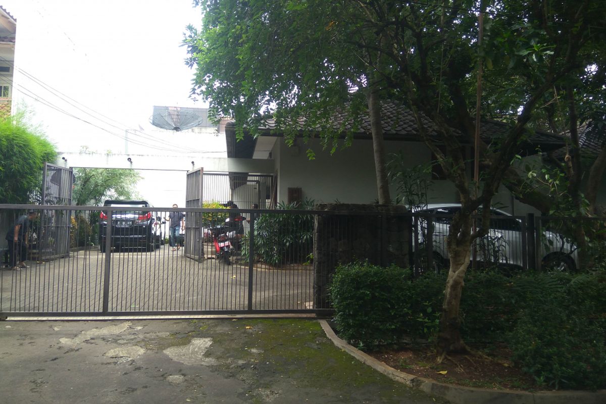 Rumah mantan Menteri Penerangan Harmoko di masuki orang tak dikenal di Jalan Taman Patra, Kuningan, Jakarta Selatan, Minggu (14/1/2018)