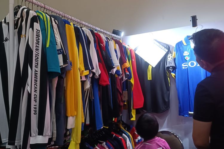 Booth Vintage 24 Football Shirts yang menjual jersey atau baju bola vintage dalam acara Sunday Space Market di MGP Space, Jakarta, Minggu (9/6/2024).
