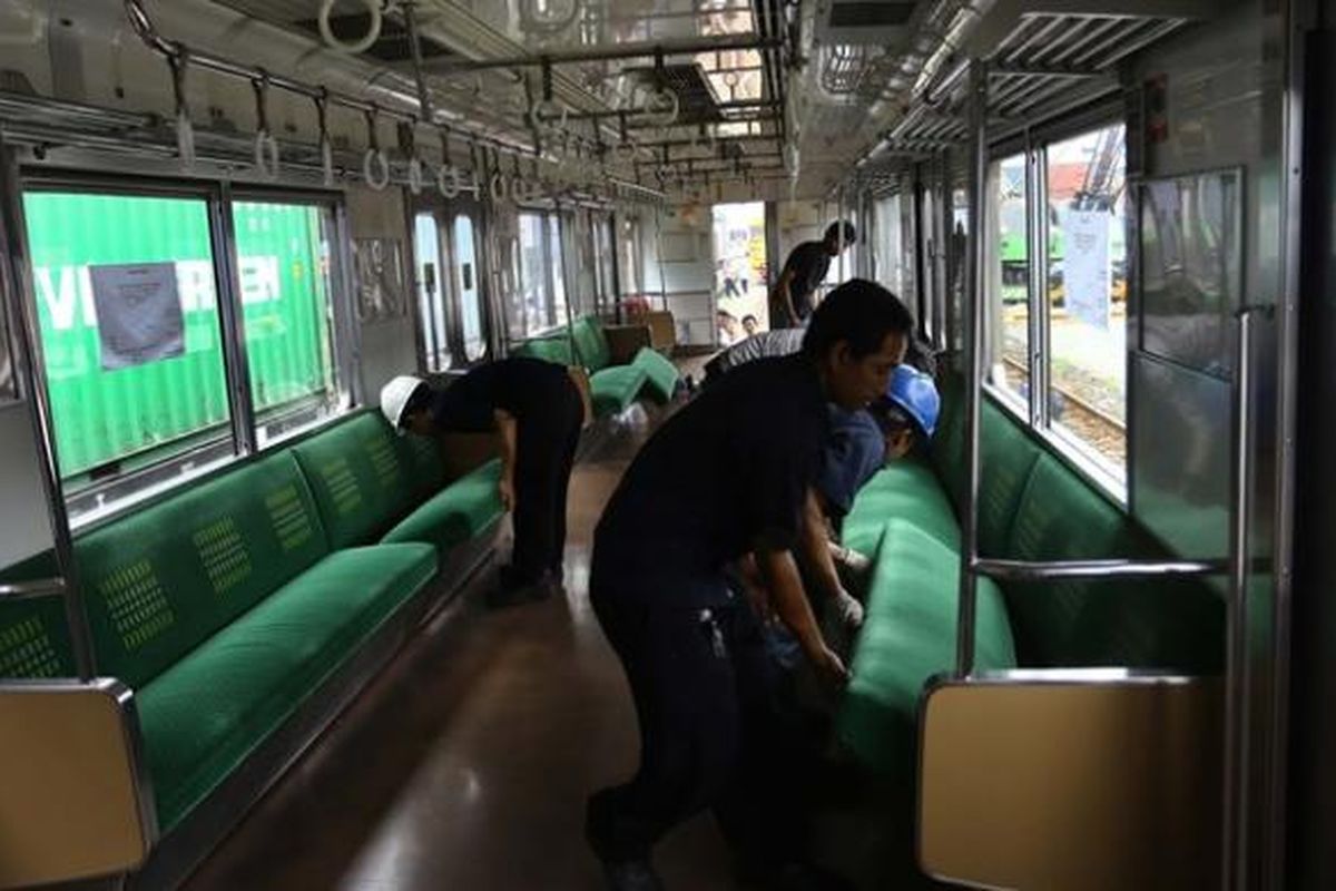 Petugas melakukan aktivitas bongkar muat rangkaian gerbong kereta rel listrik (KRL) bekas asal Jepang di Pelabuhan Tanjung Priok, Jakarta Utara, Senin (4/11/2013). PT KAI Commuter Jabodetabek mendatangkan 180 unit kereta untuk pengadaan tahun 2013. KRL bernomor seri 205 yang diperkirakan umurnya 10-15 tahun tersebut dibeli dengan harga sekitar Rp 1 miliar per unit. 