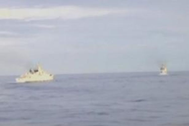 Televisi China menayangkan kapal-kapal AL China melakukan latihan di perairan antara Australia dan Indonesia.