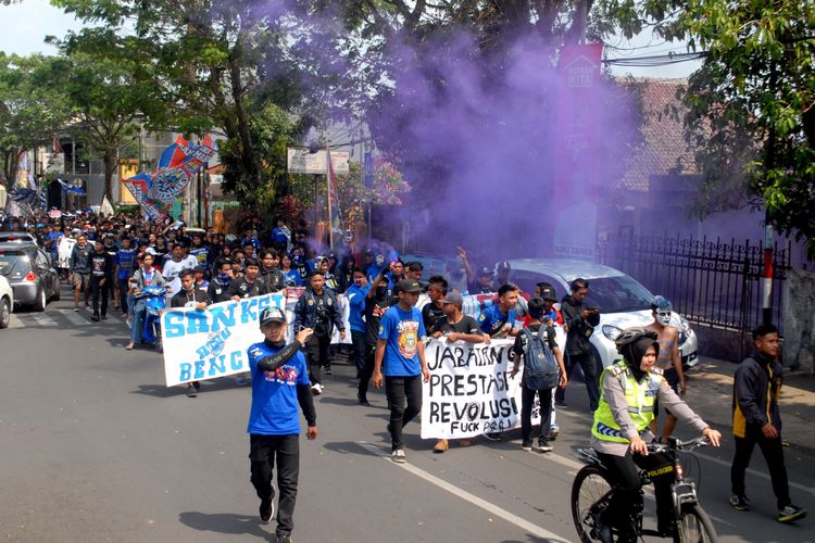 Ratusan bobotoh Persib Bandung berjalan kaki dari gedung DPRD dengan pengawalan anggota Polwan menuju lokasi nonton bareng di Polres Sukabumi Kota, Sukabumi, Jawa Barat, Senin (15/10/2018).

menuju Polres Sukabumi Kota untuk nonton bareng