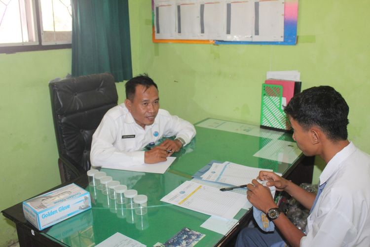 Tes urine dilakukan BNN Kabupaten Sumbawa di SMAN Kecamatan Plampang, kabupaten Sumbawa, NTB Senin (9/10/2023)