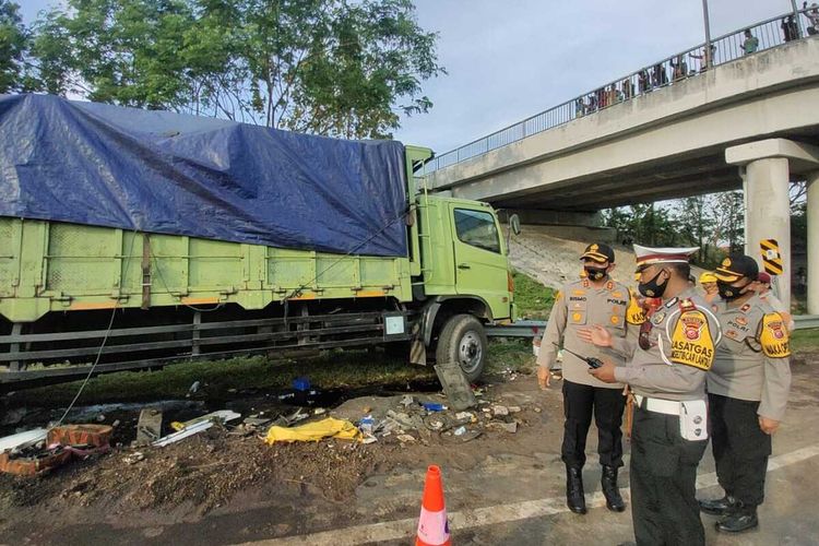 Empat orang tewas dalam kecelakaan beruntun di Tol Cipali (Cikopo Palimanan) Km 150.700 Jalur A yang berada di wilayah Kecamatan Kertajati, Kabupaten Majalengka, Minggu (23/8/2020) sekitar pukul 14.15 WIB.