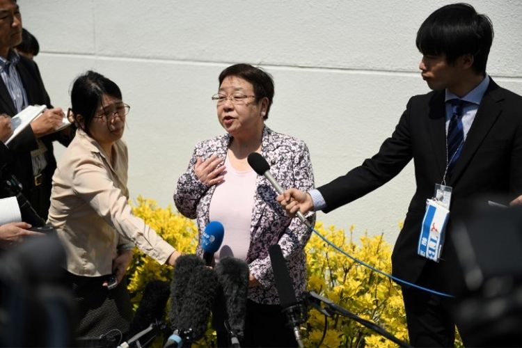 Tomoko Nakagawa, wali kota Takaruza di Jepang, menjawab pertanyaan wartawan setelah mengajukan permintaannya kepada Asosiasi Sumo Jepang di Tokyo, Kamis (19/4/2018). (AFP/Kzuhiro Nogi)