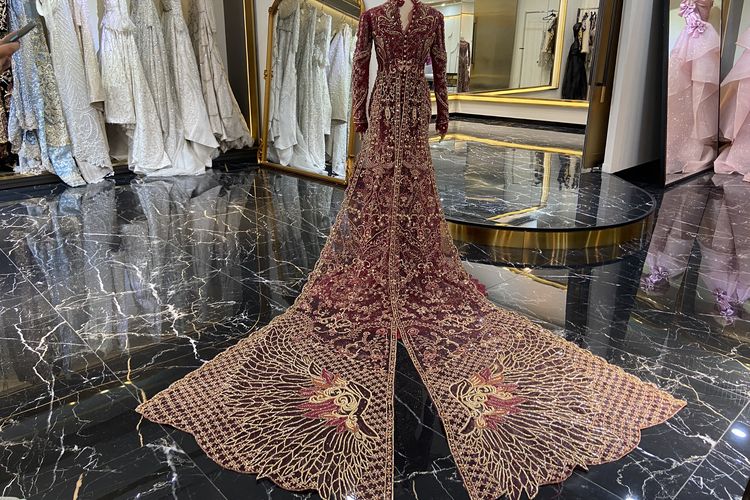 Motif Garuda pada bagian ekor gaun Sendy Aulia, istri pemain Timnas Rizky Ridho, Senin (23/6/2025).