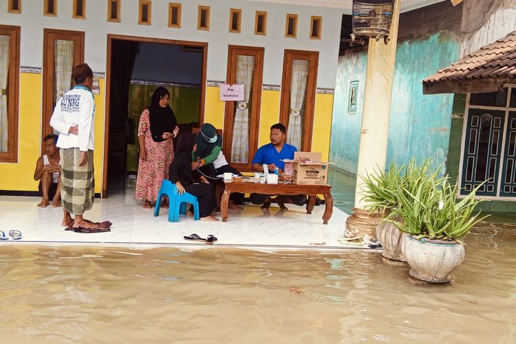 Petugas kesehatan dari puskesmas Rejoso menyisir rumah warga korban banjir yang mengeluhkan gatal-gatal dan nyeri badan, Jum'at (31/01/2025) 