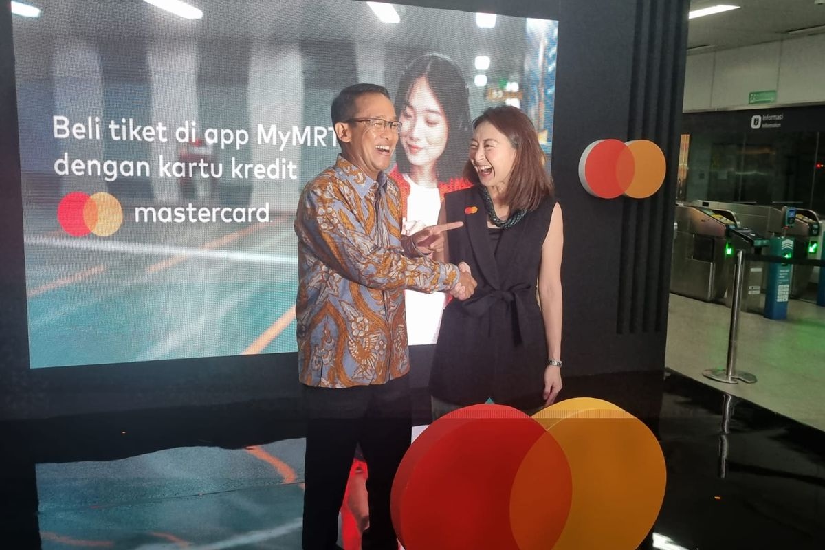 Direktur Utama MRT Jakarta Tuhiyat dan President Director Mastercard Aileen Goh acara peresmian naming rights Stasiun Senayan di Stasiun Senayan Mastercard, Jakarta, Senin (18/12/2023).