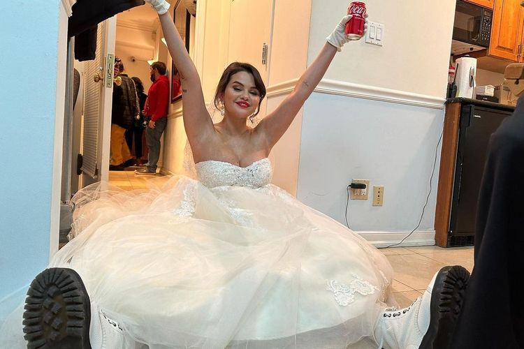 Selena Gomez dengan gaun pengantin setelah selesai syuting untuk serial Only Murders In The Building musim ketiga.