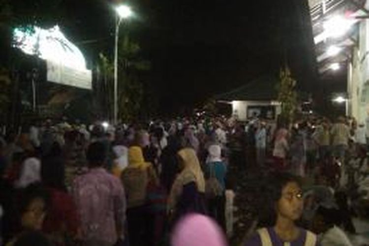 Ribuan warga Denpasar memadati Masjid Agung Sudirman Denpasar, Selasa (9/7/2013) malam untuk melaksanakan Ibadah Sholat Tarawih.