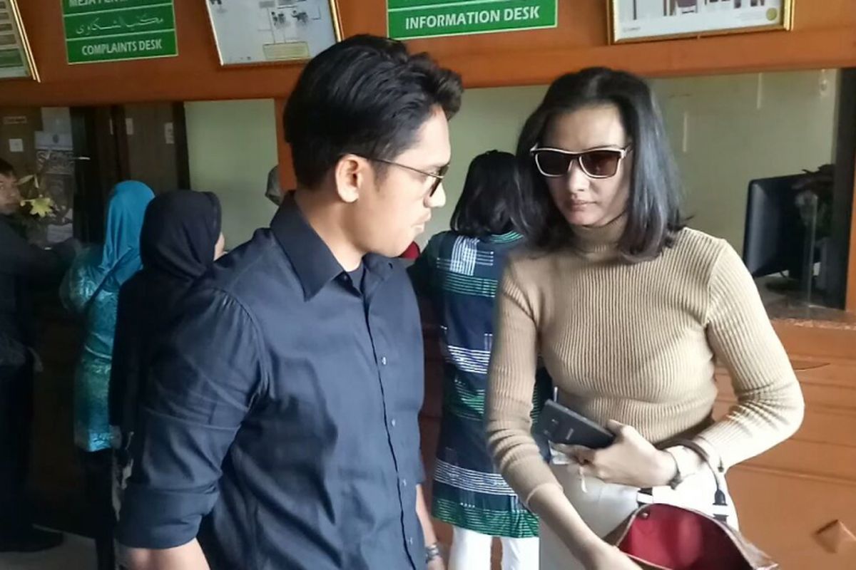 Ibnu Jamil dan Ade Maya keluar dari ruang mediasi di Pengadilan Agama Jakarta Selatan, Kamis (5/10/2017).