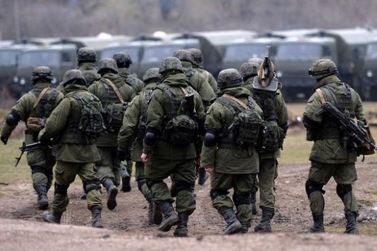 Sekelompok pasukan Rusia berpatroli di sekitar pangkalan militer Ukraina di Perevalnoye yang berhasil direbut. Pasukan Ukraina kini sedang mempersiapkan diri untuk meninggalkan semenanjung Crimea.