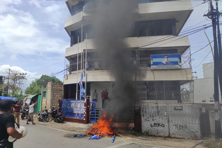 Atribut Partai Demokrat dibakar di depan Kantor DPD Demokrat NTT, Selasa (4/1/2022)