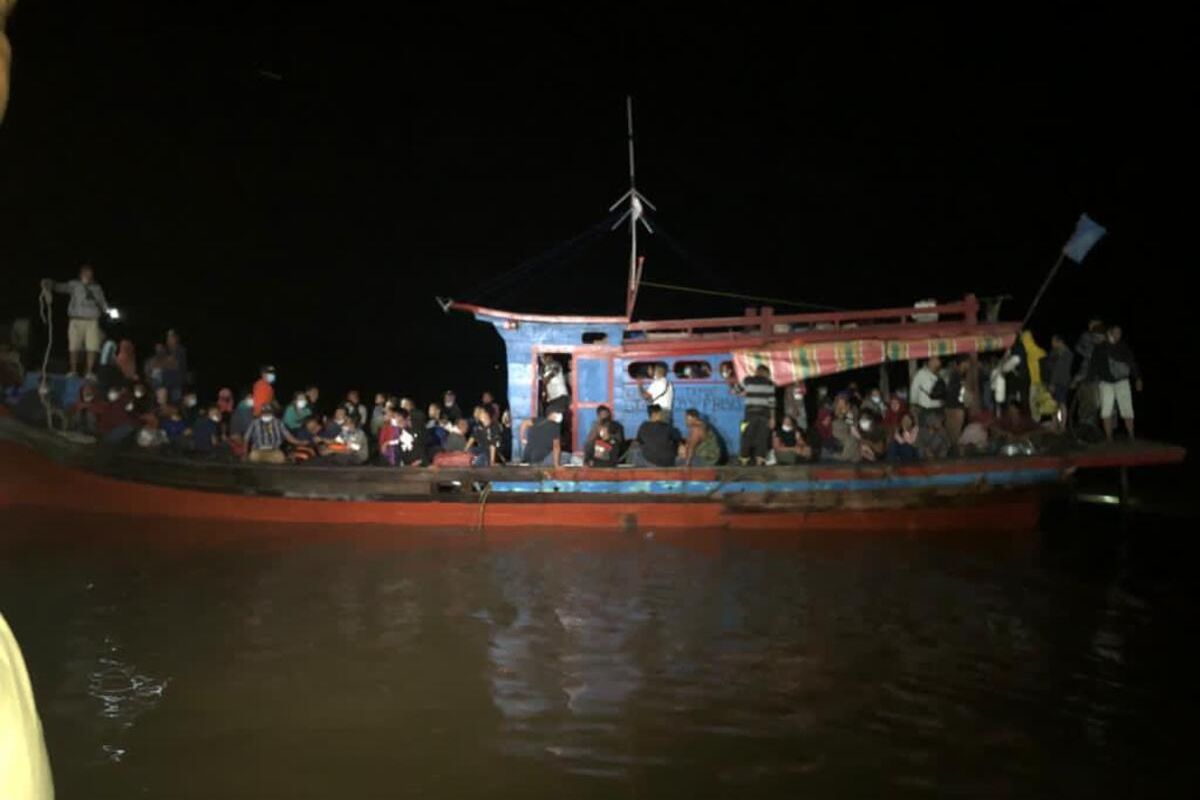 A total of 115 alleged Indonesian illegal migrant workers and children from Malaysia were arrested by the Indonesian Navy from Tanjung Balai Asahan Naval Base (Lanal) during a routine patrol on Saturday, March 13.    