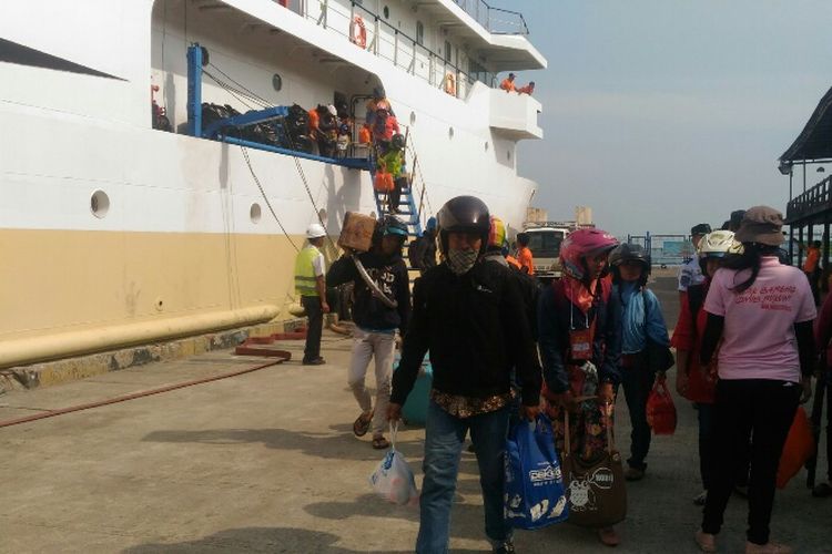 Puluhan ribu pemudik menggunakan kapal tiba di Semarang dari Jakarta dan disambut oleh Menhub Budi Karya Sumadi di Pelabuhan Tanjung Emas, Rabu (13/6/2018).
