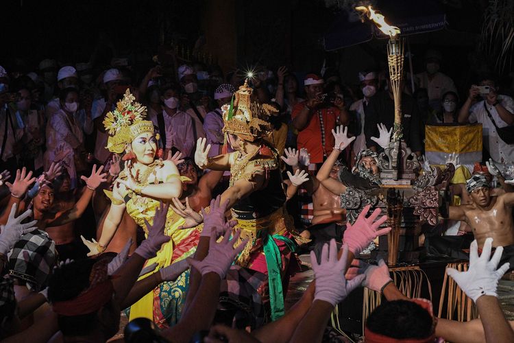 Sejumlah seniman mementaskan Tari Kecak di Pura Agung Tirta Bhuana, Bekasi, Jawa Barat, Sabtu (9/4/2022). Pementasan tersebut merupakan puncak acara har lahir Pura Agung Tirta Bhuana yang ke-55 dan sekaligus sebagai ajang mempromosikan Tari Kecak di wilayah tersebut.