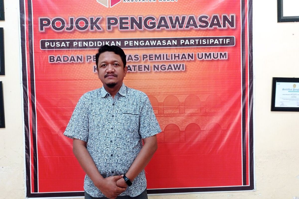 Ketua Bawaslu Kabupaten Ngawi Yohanes Pradba Vidya Kusdanarko. Bawaslu Kabupaten Ngawi masih menelusuri apakah ada pelanggaran kampanye dalam video viral berdurasi 20 detik yang memperlihatkan sejumlah emak-emak dan seorang pria menenteng spanduk bergambar Gibran bertuliskan Emak-Emak Milenial Ngawi Bolone Mas Gibran.