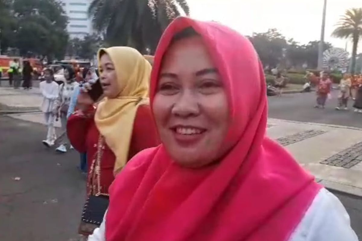 Elni (45) salah satu emak-emak yang hadir dalam acara Istana Berkebaya di Monumen Nasional (Monas), Jakarta Pusat, Minggu (6/8/2023). Ibu rumah tangga yang tinggal di Kalisari, Pasar Rebo, Jakarta Timur itu berharap agar acara Istana Berkebaya bisa digelar setiap tahun.