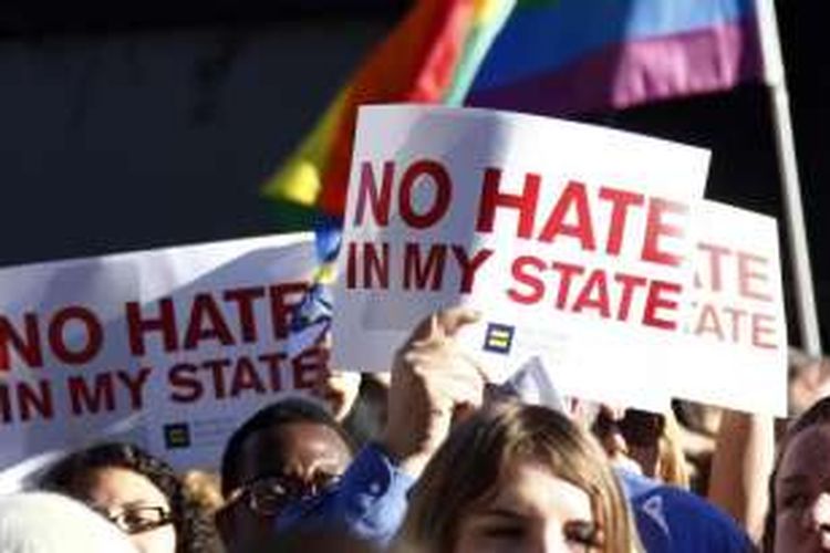 Para pengunjuk rasa meminta Gubernur Mississippi tidak mengesahkan undang-undang baru yang dianggap akan semakin mendiskriminasi kelompok LGBT.