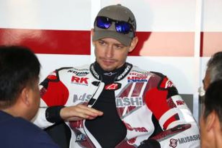 Pebalap Australia, Casey Stoner, berdiskusi dengan tim saat latihan balapan Suzuka 8 Hours di Sirkuit Suzuka, Jepang, Sabtu (25/7/2015).