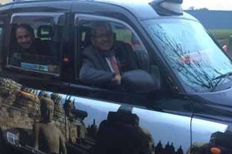 Menpar Arief Yahya bersama Dubes RI untuk Inggris Raya Rizal Sukma bersama rombongan menjajal naik Black Cab Taxi yang ada branding-Wonderful Indonesia di London, Rabu (9/11/2016).