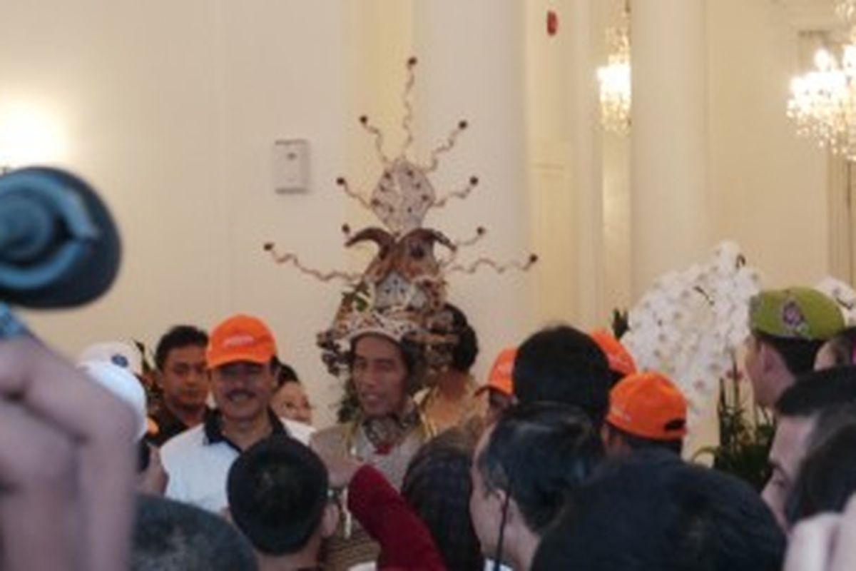 Gubernur DKI Jakarta Joko Widodo saat menggunakan kostum hias ramah lingkungan pada acara Jakarnaval 2013.
