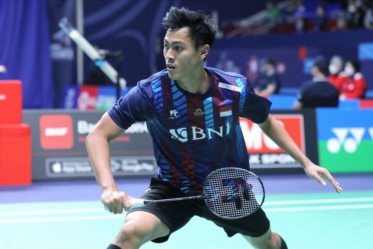 Tunggal putra Indonesia, Shesar Hiren Rhustavito, ketika bertanding melawan wakil Malaysia, Lee Zii Jia, pada babak 32 besar French Open 2022 di Stade Pierre Coubertin, Paris, Perancis, pada Rabu (26/20/2022). Terkini, Shesar Hiren Rhustavito harus tersingkir pada babak pertama Malaysia Open 2023 setelah takluk dalam drama 75 menit dari wakil Thailand, Kunlavut Vitidsarn.