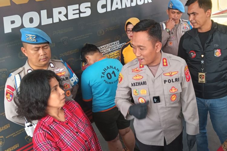 Geyflin Trise (kiri) memberikan kesaksian di hadapan polisi dan awak media di Polres Cianjur, Jawa Barat, Jumat (21/7/2023) petang, saat sopir taksi online asal Jakarta itu berhasil menggagalkan aksi begal terhadap dirinya.