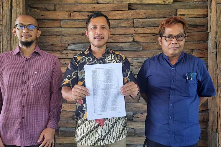 Pemilik warung bakso Pak Granat (tengah) Arif Budi Sulistyono menggugat Pemkab Magelang karena merasa diperlakukan tidak adil terkait tapping box, Rabu (6/7/2022).