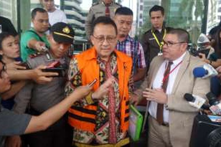 Ketua DPD RI, Irman Gusman mengenakan rompi tahanan seusai diperiksa di Gedung KPK Jakarta, Selasa (11/10/2016).