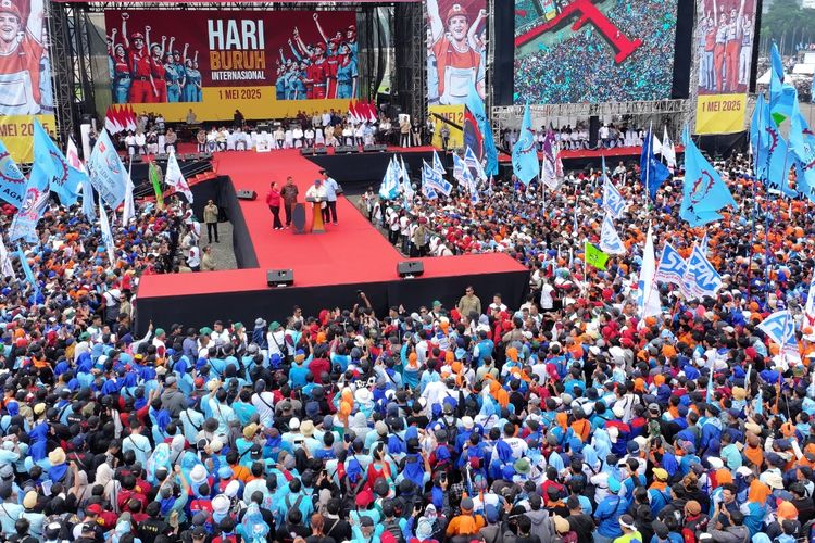 Presiden Prabowo Subianto saat menyampaikan orasi dalam peringatan Hari Buruh Internasional di Lapangan Silang Monas, Jakarta, Kamis (1/5/2025). Prabowo menyampaikan sejumlah janji kepada buruh dalam orasinya tersebut.